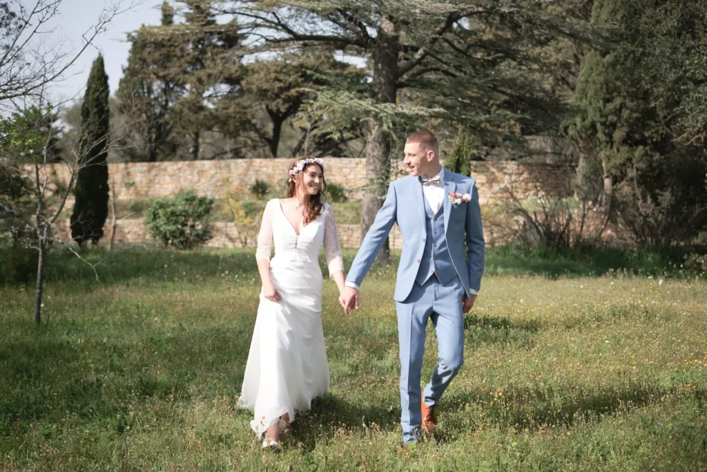 séance couple mariés qui marchent main dans la main