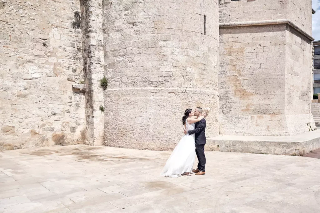 mariés devant eglise marseille