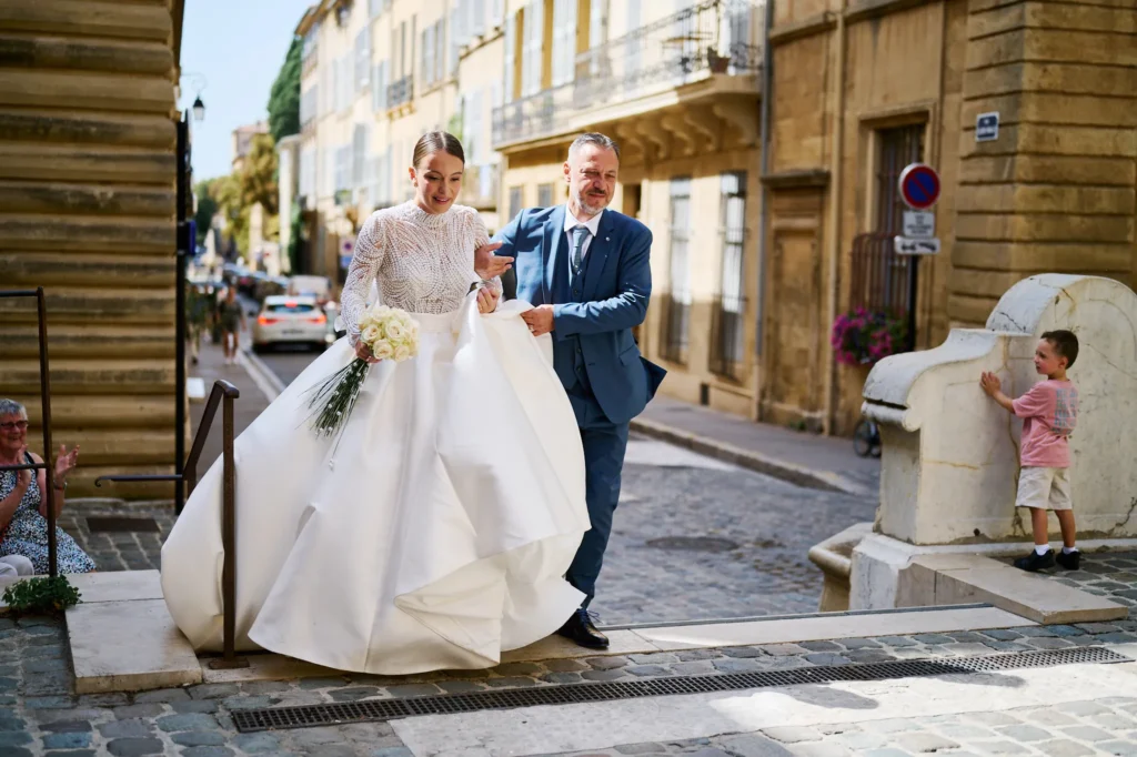 mariée avec son père vers l'église d'aix en provence