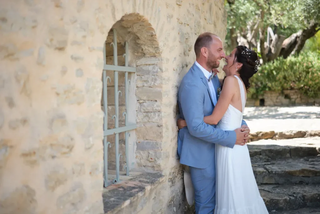 mariés qui rient pendant la séance couple à sainte-maxime