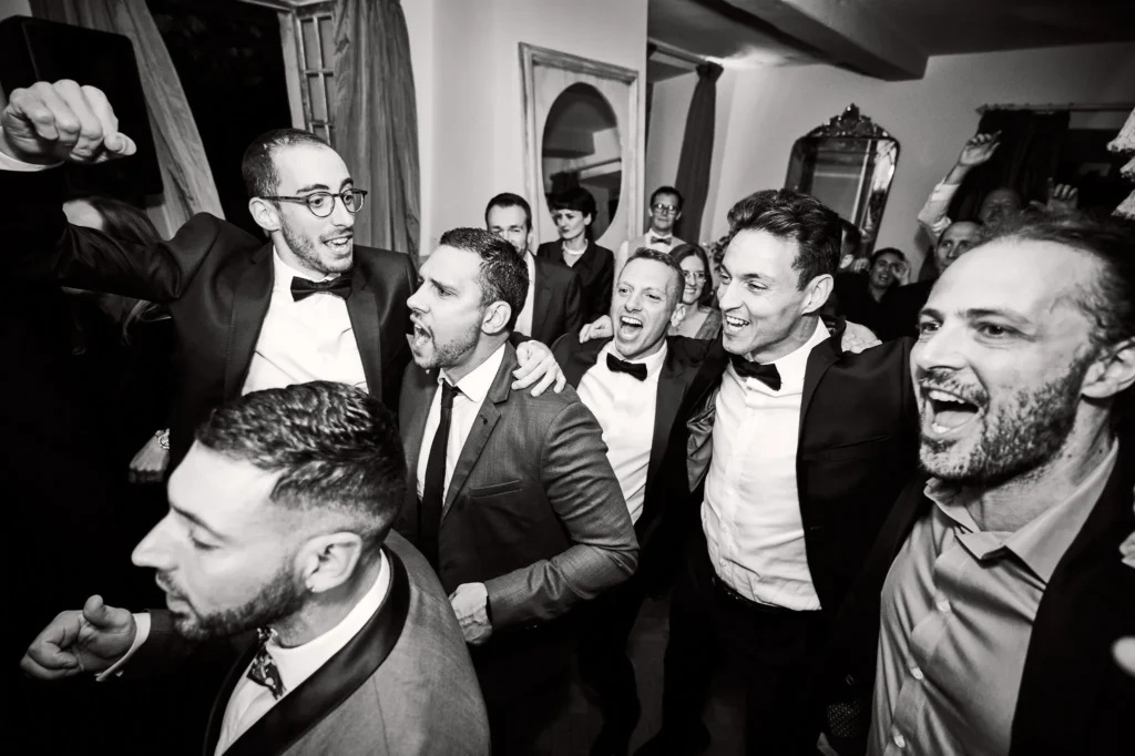 invités qui s'amussent au mariage