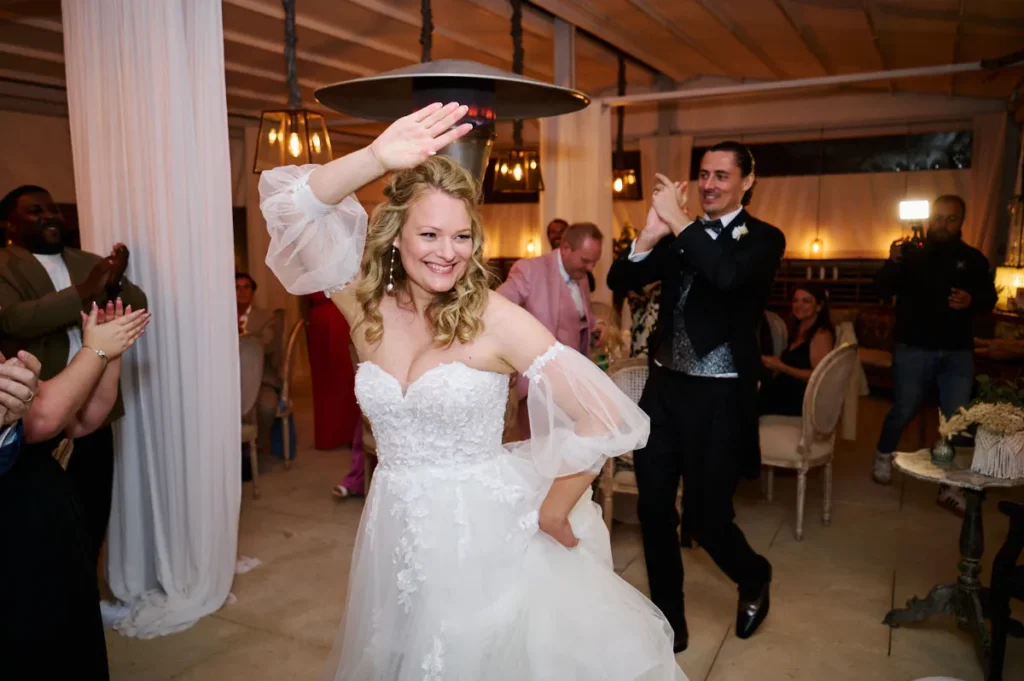 mariés qui s'amusent à Cassis