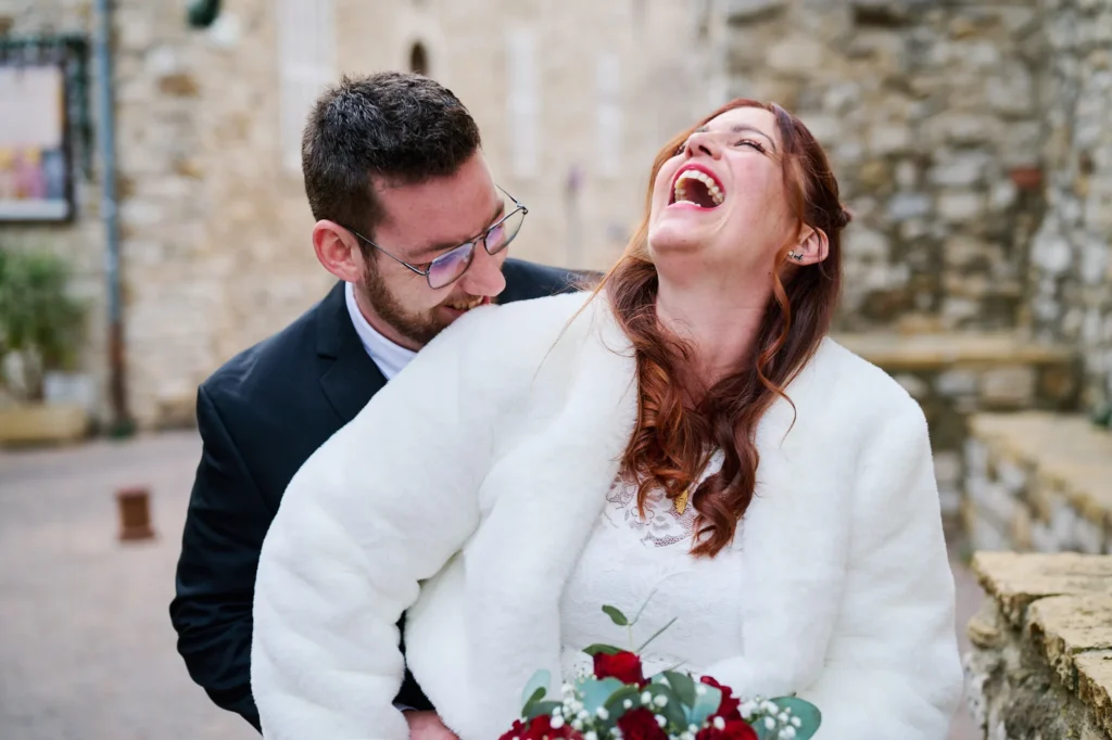 Mariés qui rient dans les ruelles d'un village du Vra