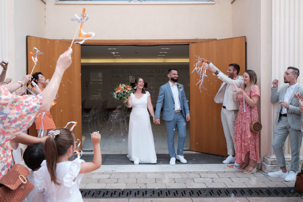 sortie des mariés de la mirie de hyeres