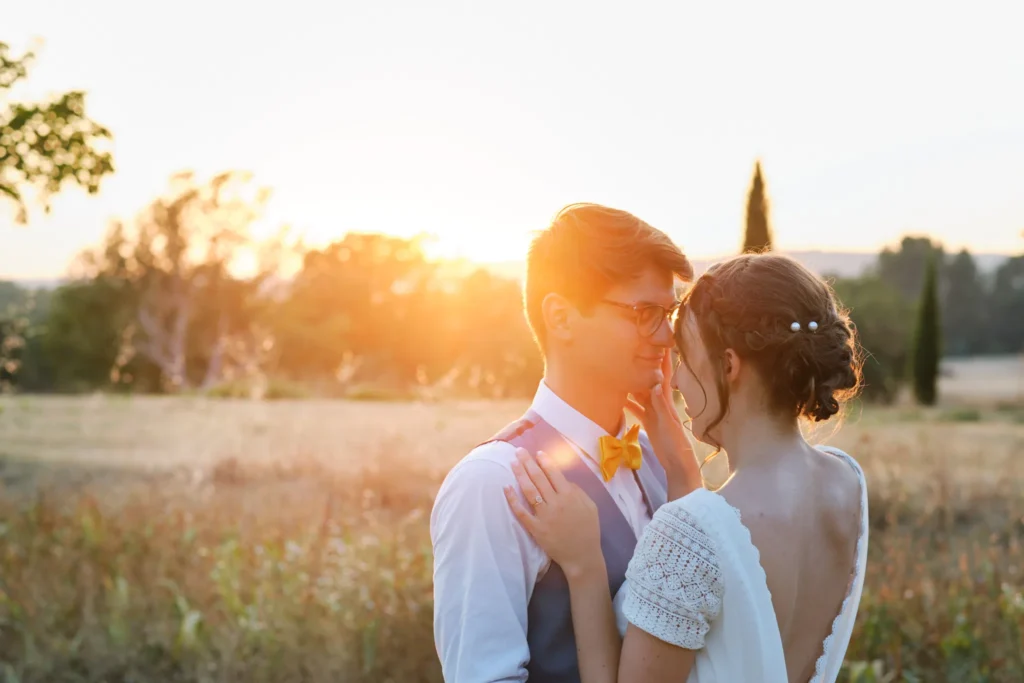 mariés au coucher de soleil dans le luberon