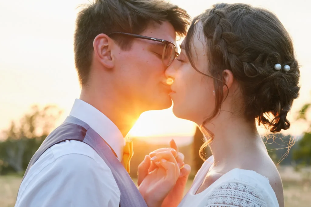 mariés au coucher de soleil à cassis