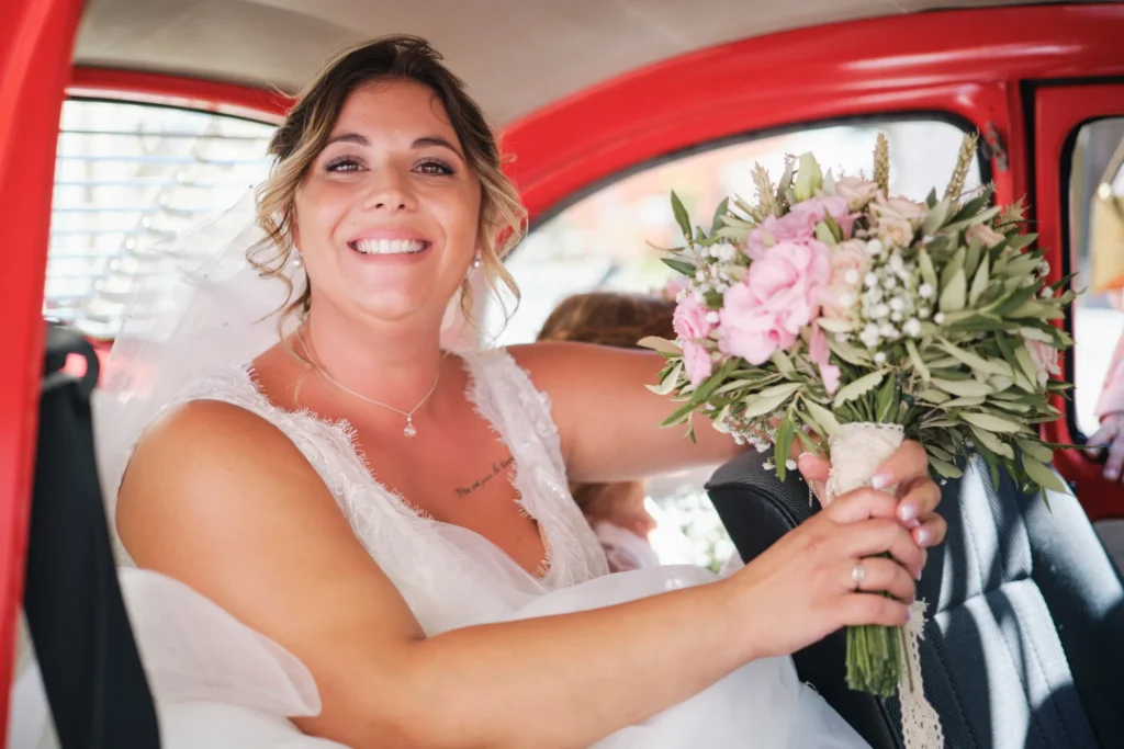 mariée dans une petite voiture rouge hyères