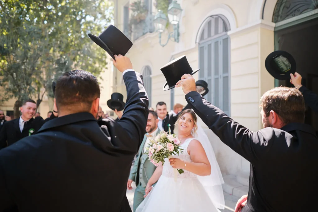 mariés qui sortent de la mairie tradition var