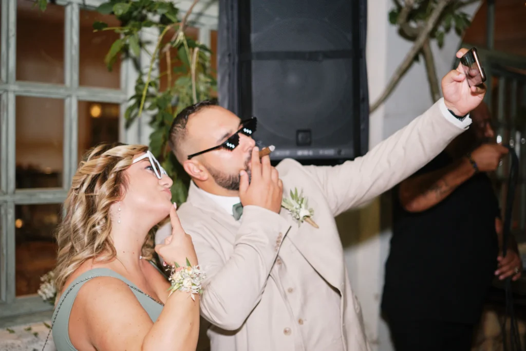 couple qui se prend en photo avec un cigare dans les alpilles