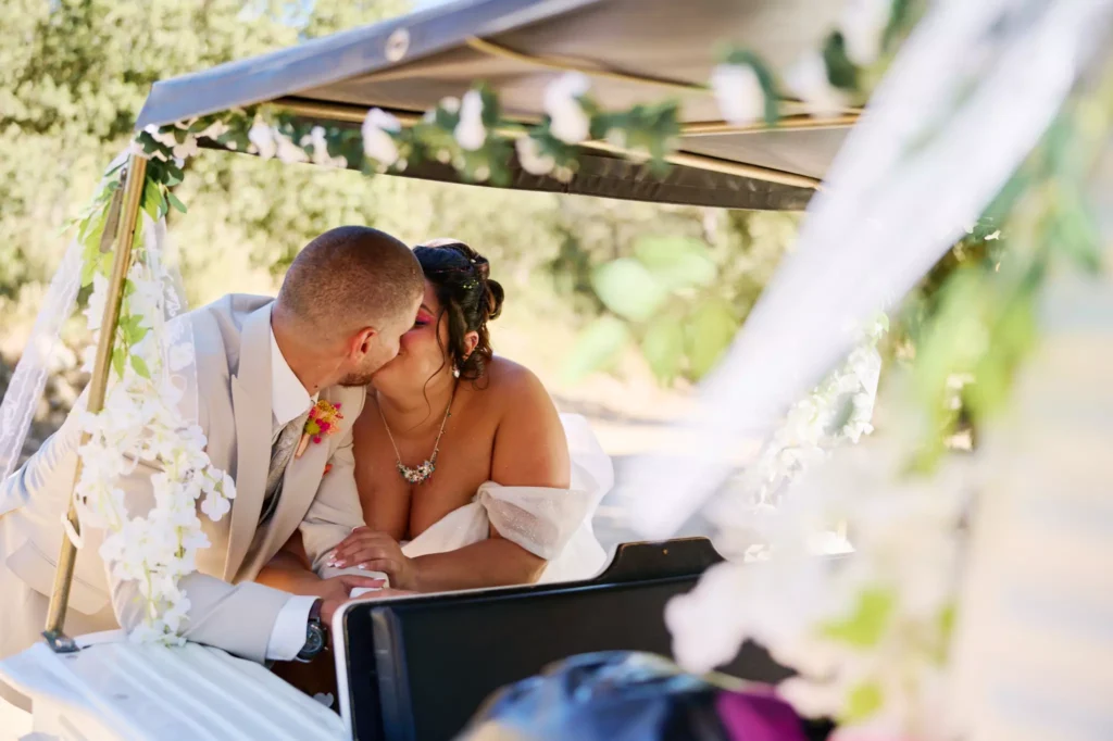 mariés qui s'embrassent derrière leur voiture à Sainte-Maxime