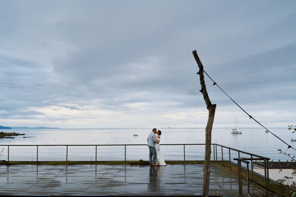 mariés enlacés au bord de mer de cassis