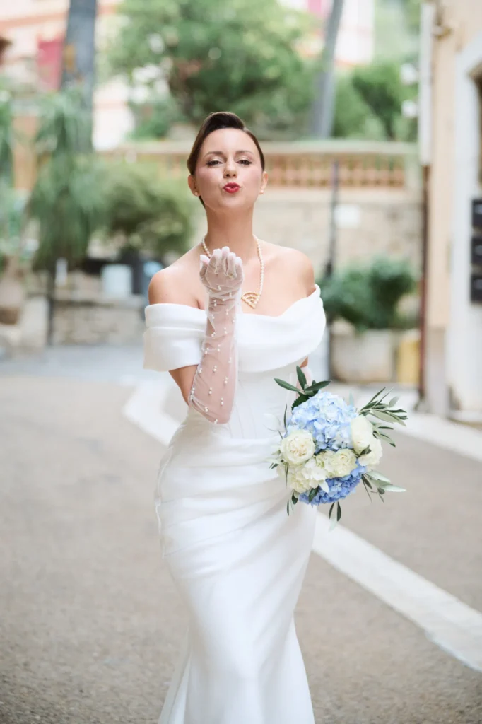 Mariée qui envoi un baiser dans une rue de provence style fine art