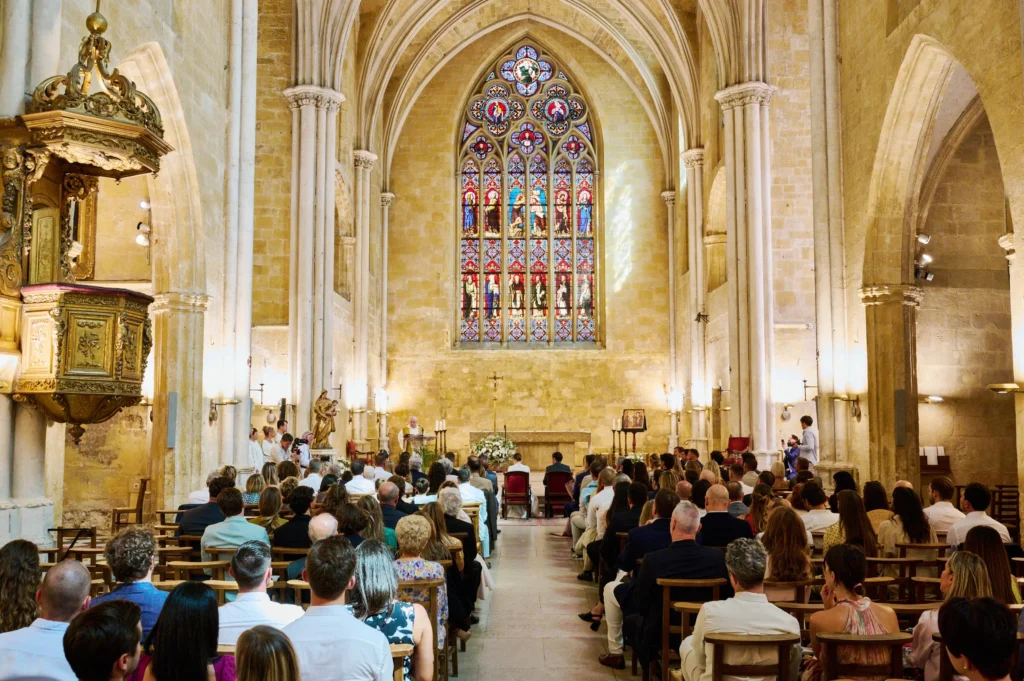 mariés dans une église avec les invités à aix en provence