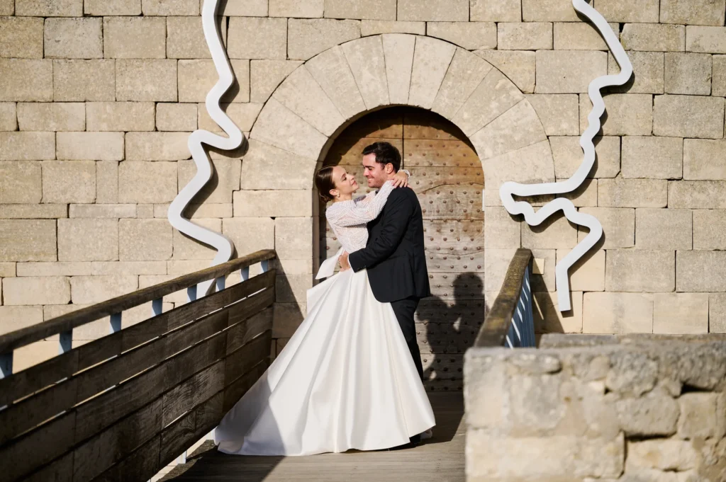Mariés devant le chateau lacoste dans les alpilles