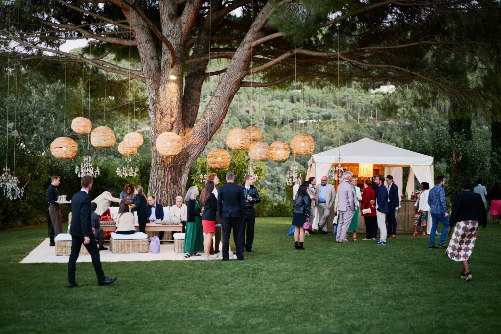 réception d'un mariage dans un grand jardin à Aix en provence