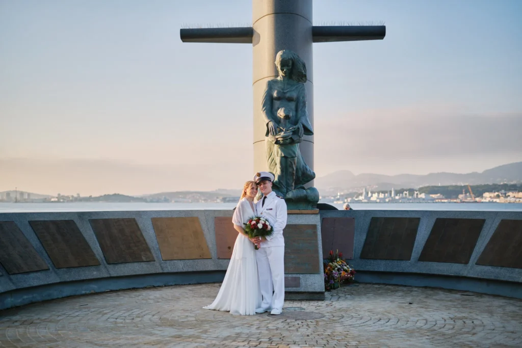 mariés devant monument sous-marinier toulon