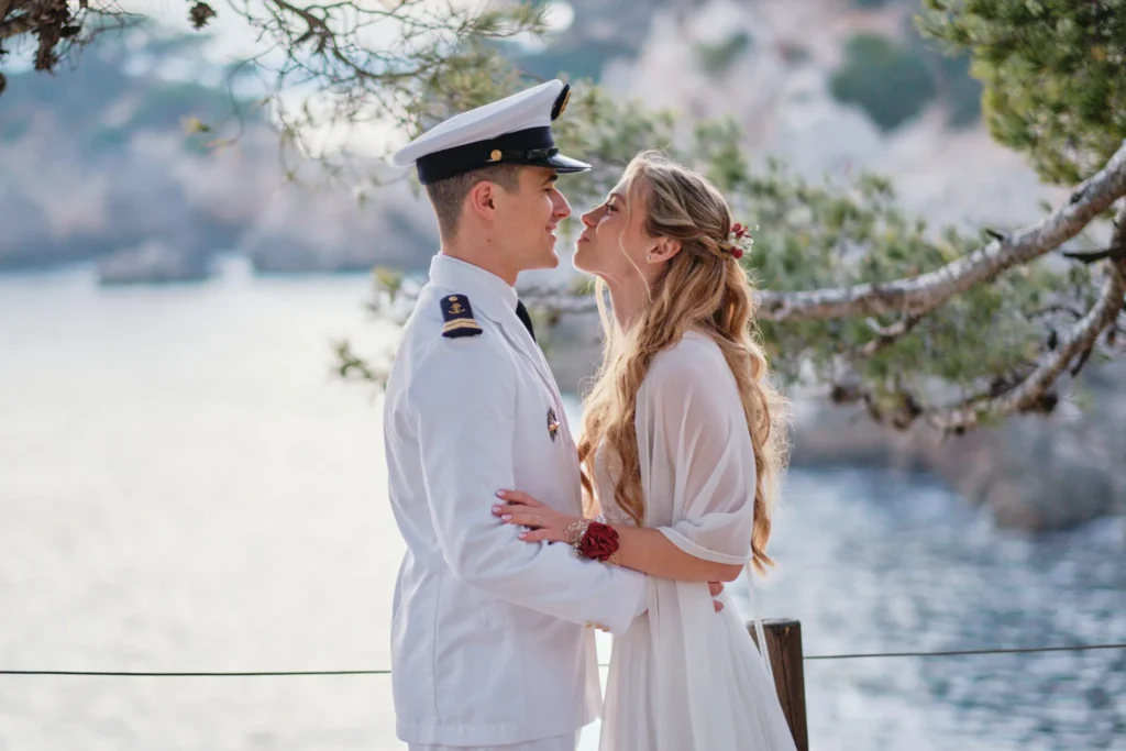 mariés avec le mariée en uniforme de marin au bord de mer à Toulon