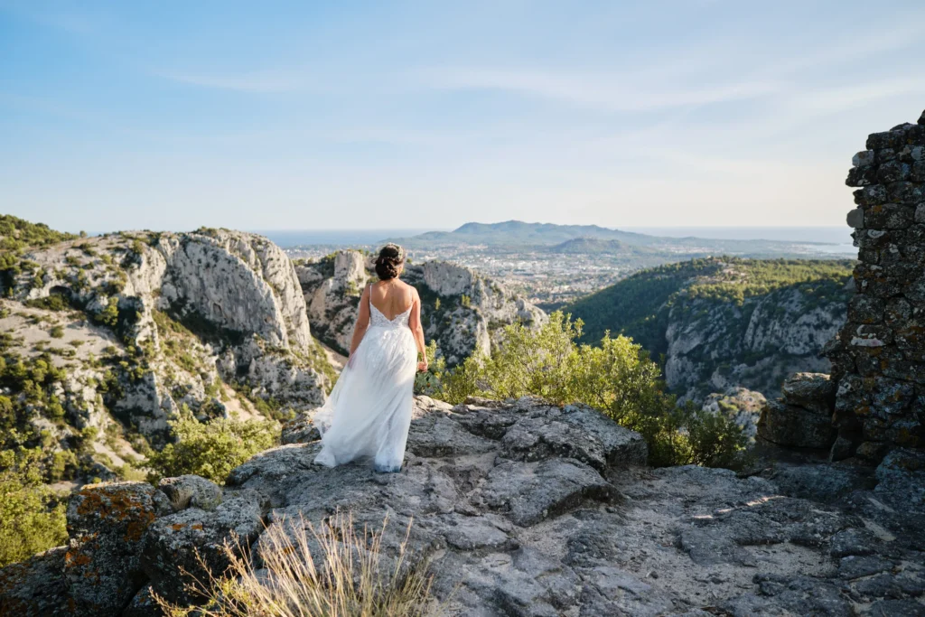 mariés devant une superbe vue dans le var