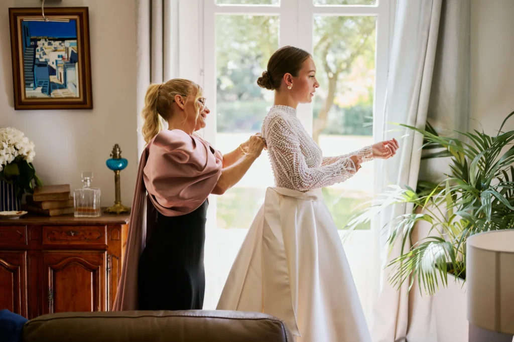 maman qui attache la robe de mariée de sa fille au lavandou