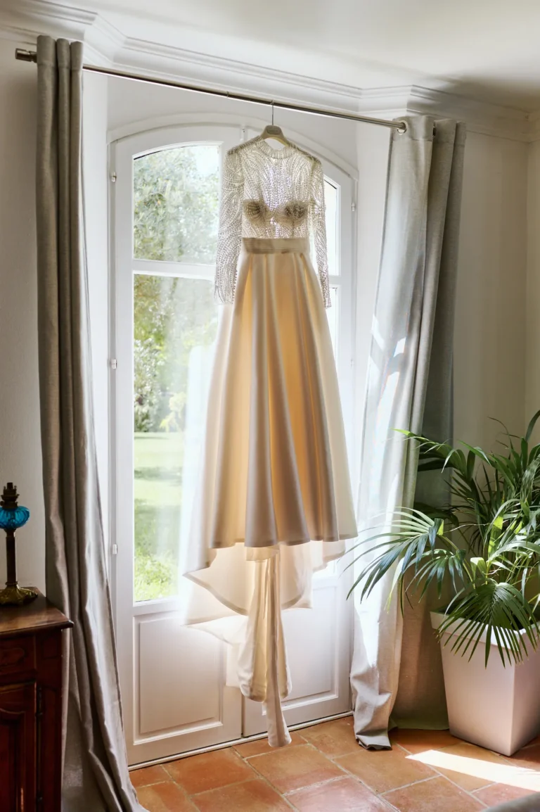 robe  mariée fenêtre provence