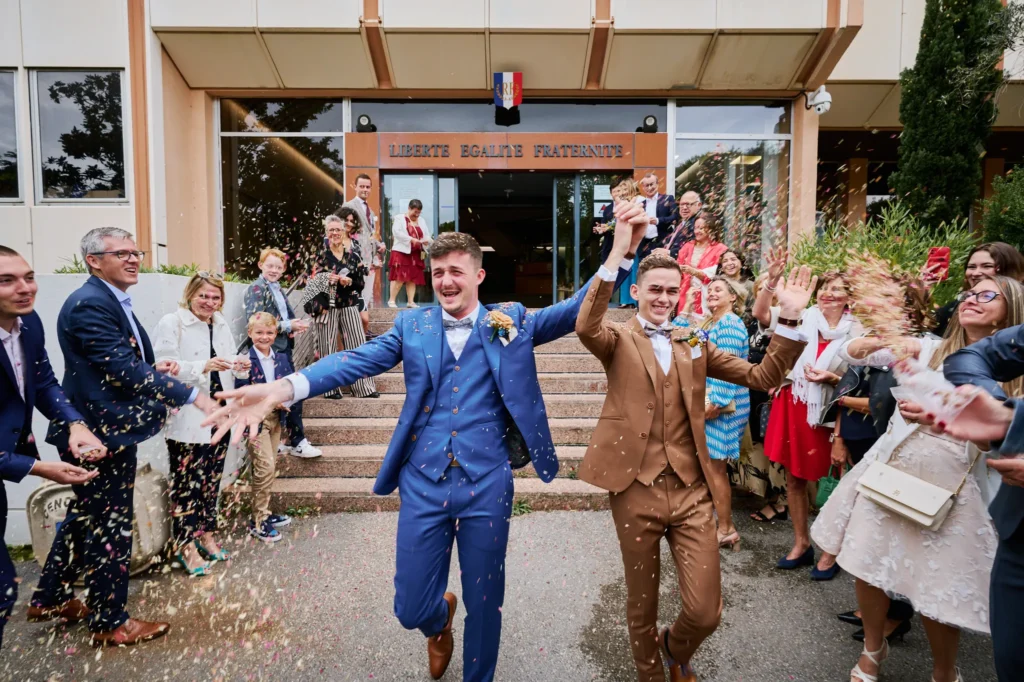 sortie des mariés de la mairie de la ciotat sous les confettis