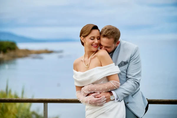 mariés enlacés au bord de mer à Cassis