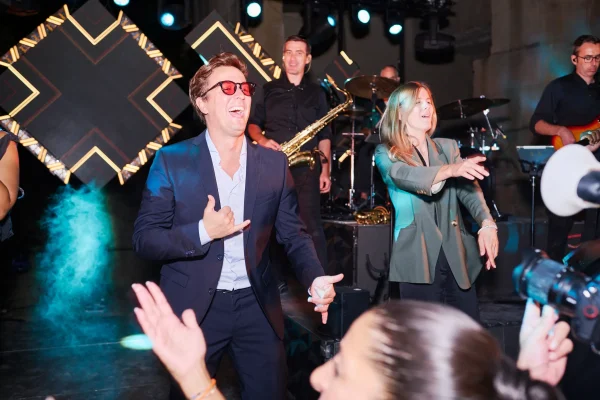 les invités du mariage s'amusent en paca