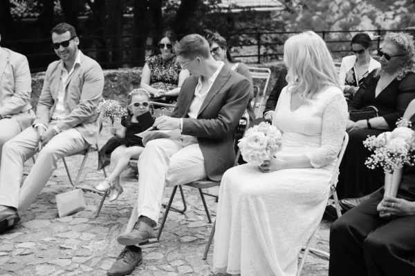 petite fille avec lunettes dans office civil extérieur