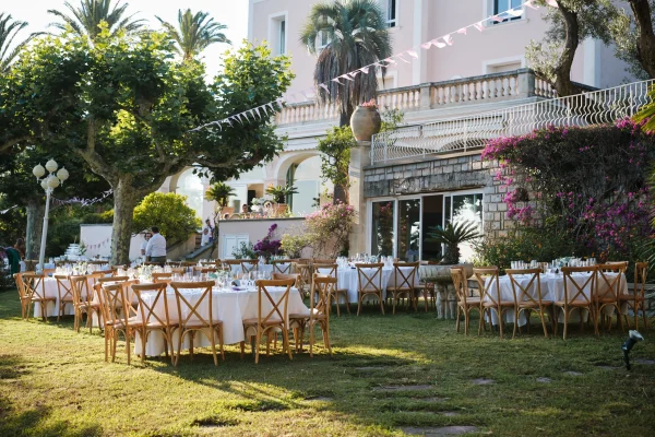 tables de mariage dans un jardin de provence