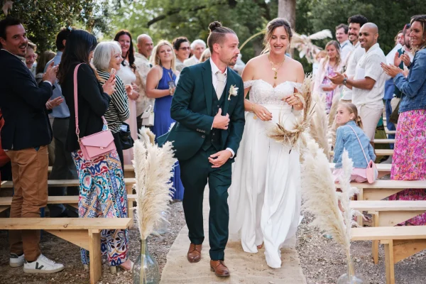 sortie de cérémonie laïque des mariés