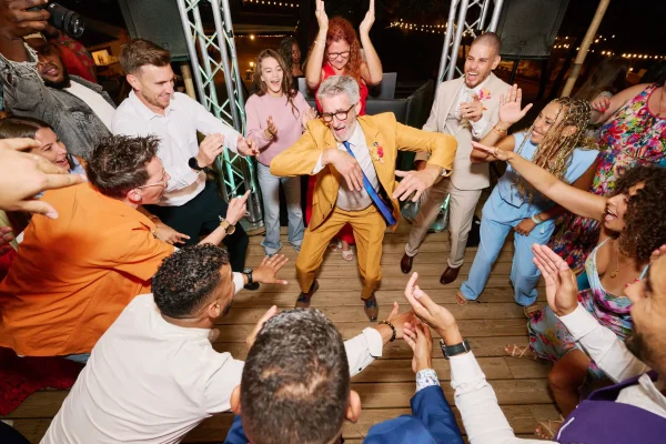 Les invités du mariage dansent en provence paca