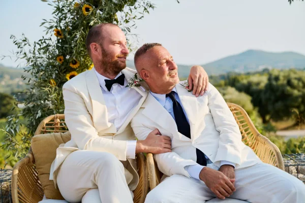 cérémonie laique mariés en blanc dans le luberon